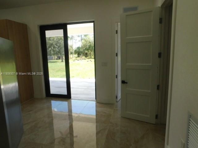 Empty room, Interior