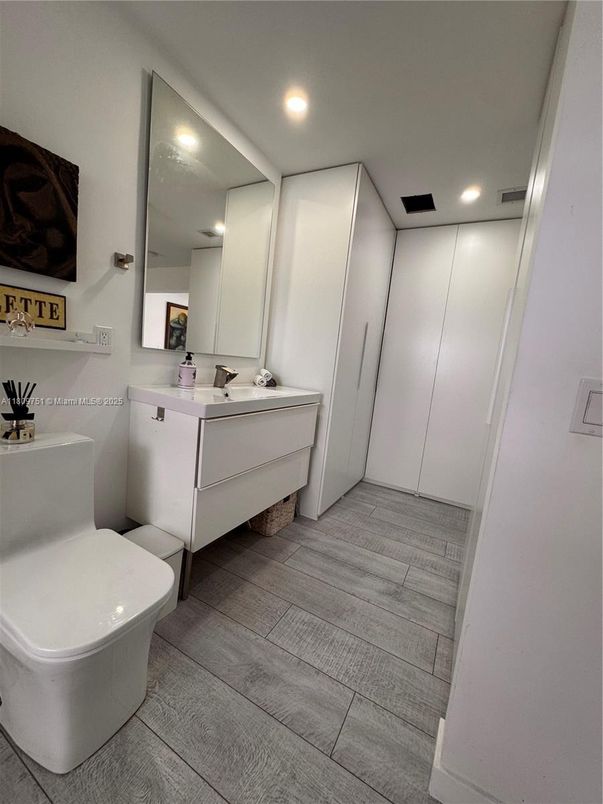 Bathroom, Interior, Recessed Lighting