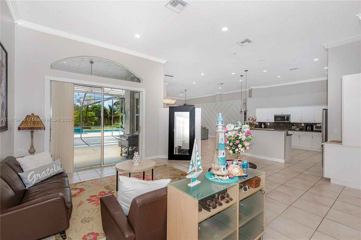 Interior, Kitchen, Living room, Pendant Lights, Recessed Lighting, Stainless Steel Appliances