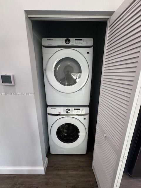 Interior, Utility Closets, Washer, Wood Texture Flooring