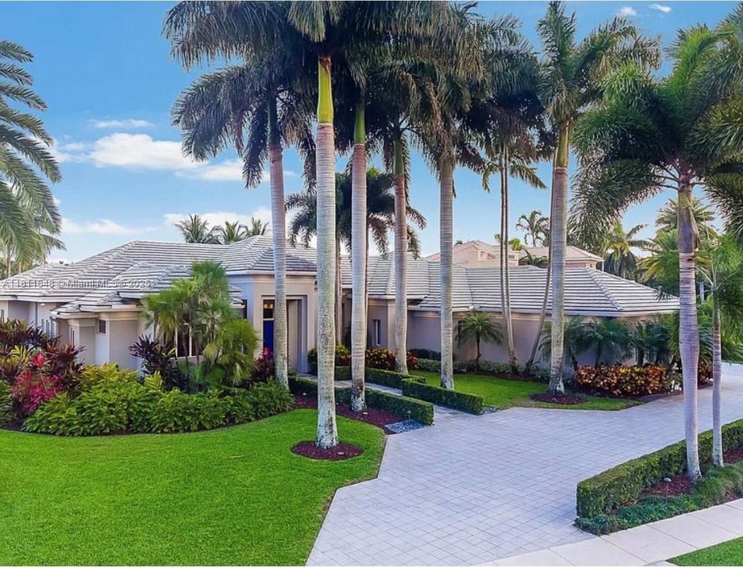 Exterior, Facade, Mediterranean