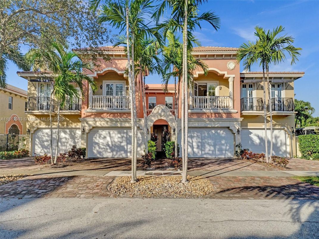 Attached, Exterior, Facade, Mediterranean