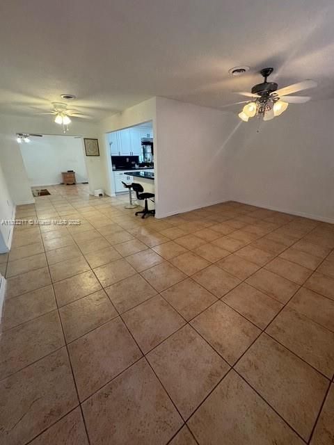 Empty room, Interior