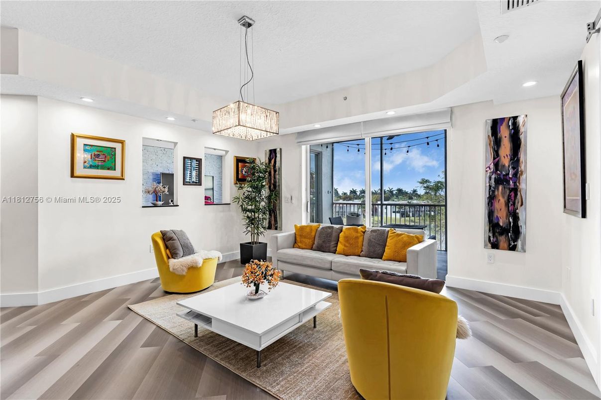 Interior, Living room, Pendant Lights, Recessed Lighting, Wood Texture Flooring
