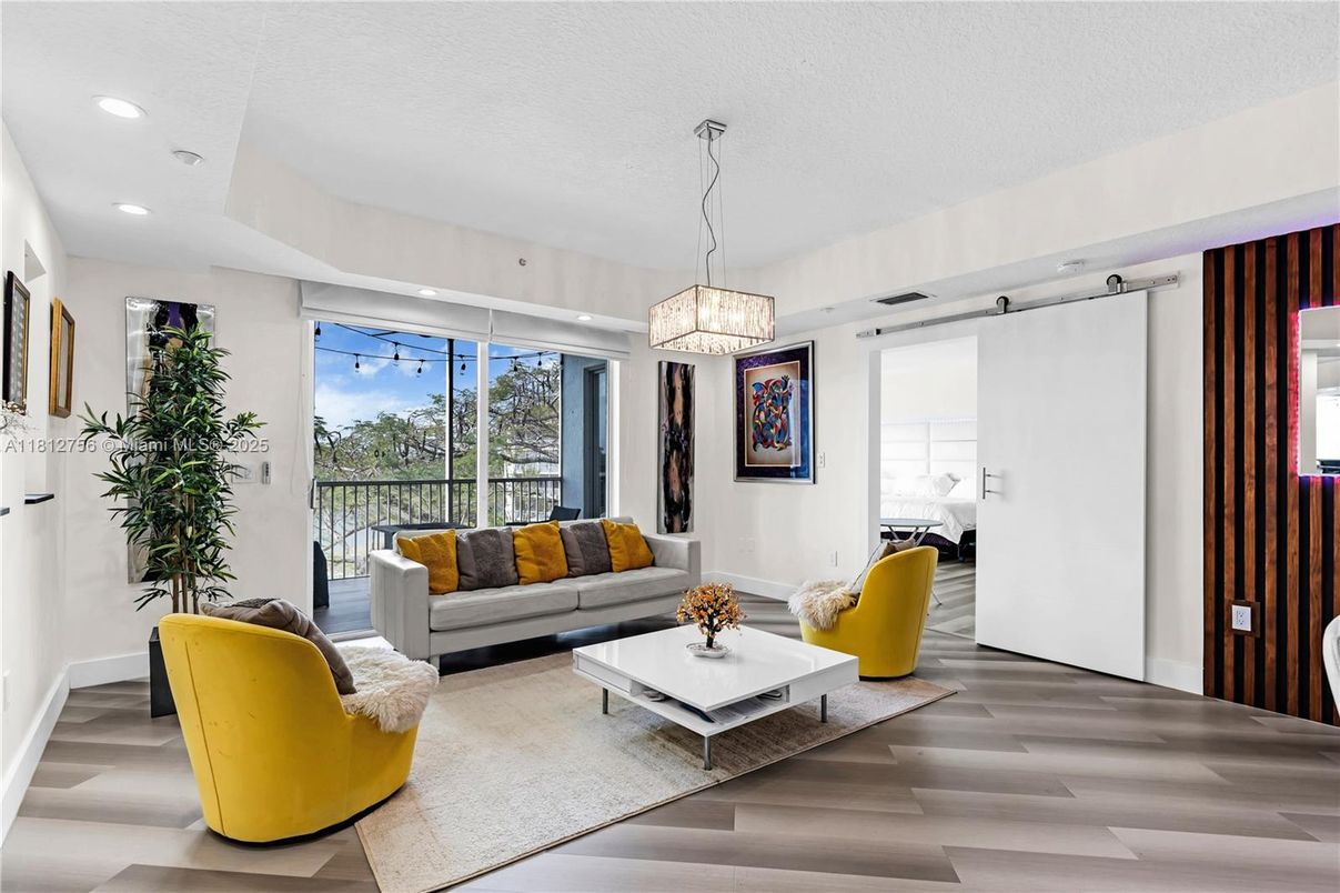 Interior, Living room, Pendant Lights, Recessed Lighting, Wood Texture Flooring