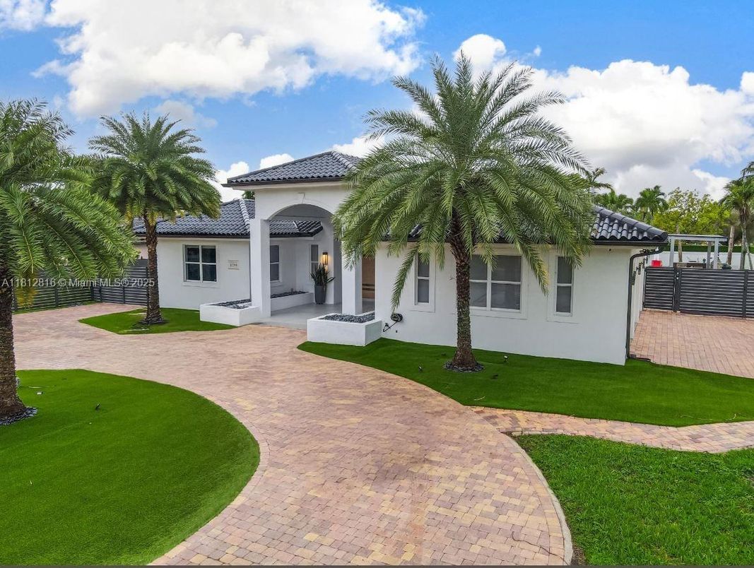 Exterior, Facade, Mediterranean