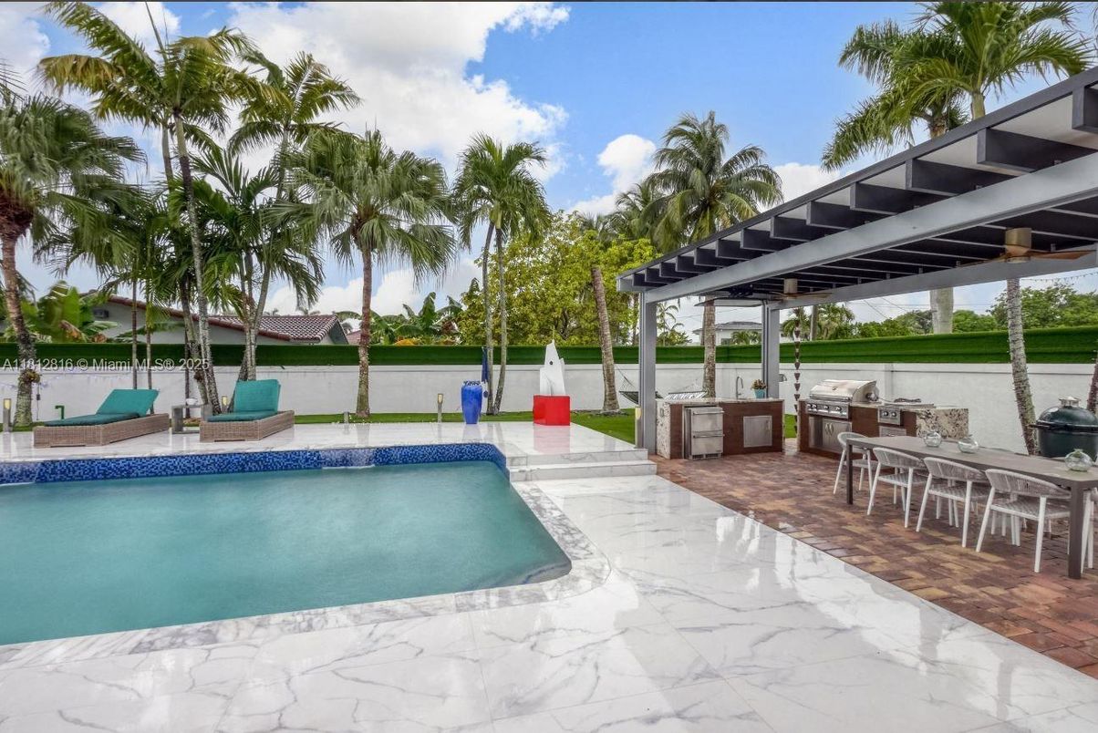 Exterior, Outdoor Kitchen, Pool