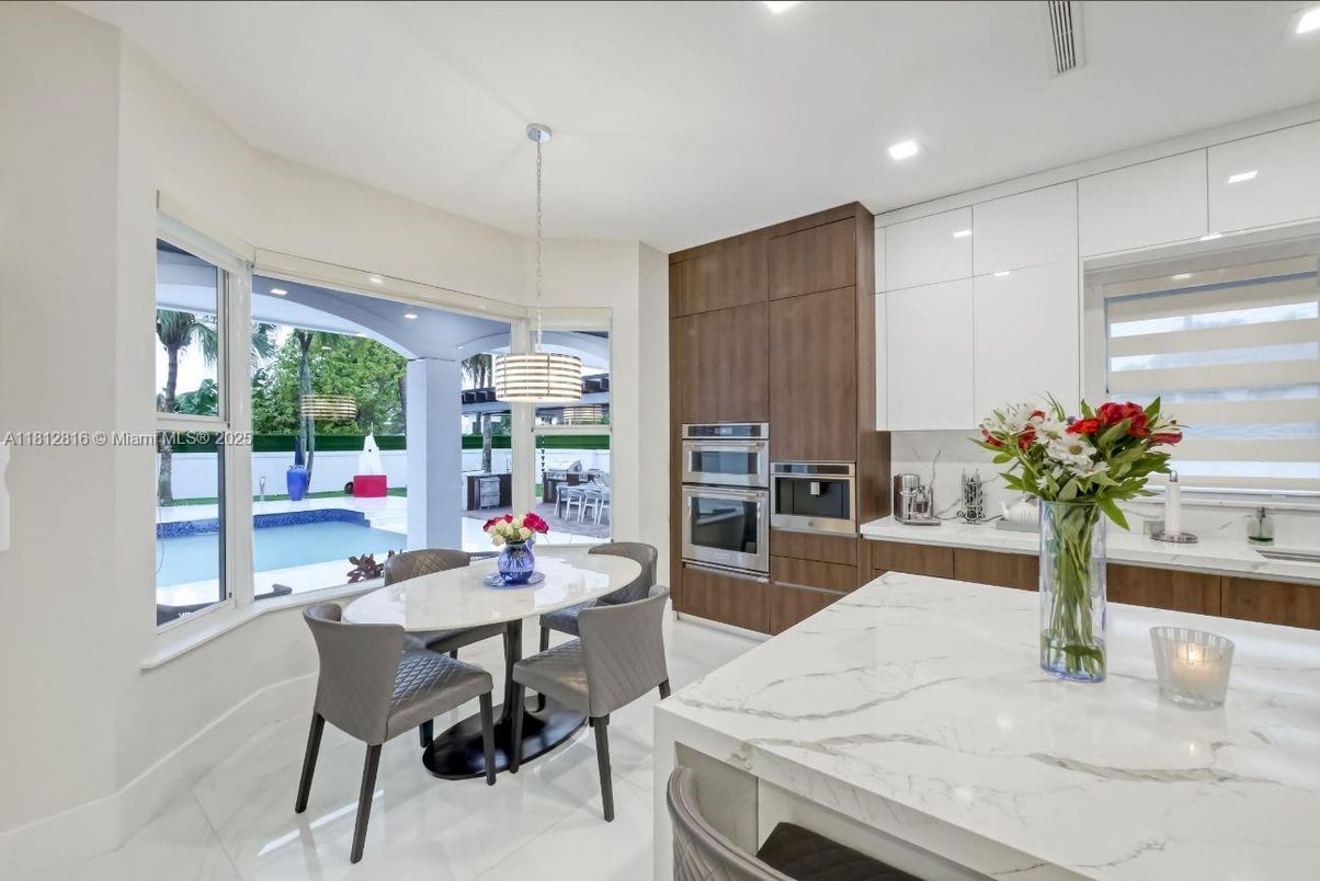 Dining room, Interior, Kitchen, Pendant Lights, Recessed Lighting, Stainless Steel Appliances
