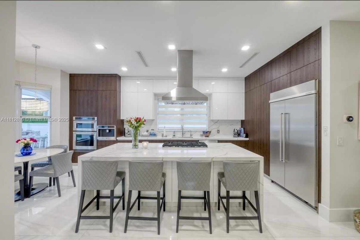 Dining room, Interior, Kitchen, Recessed Lighting, Stainless Steel Appliances