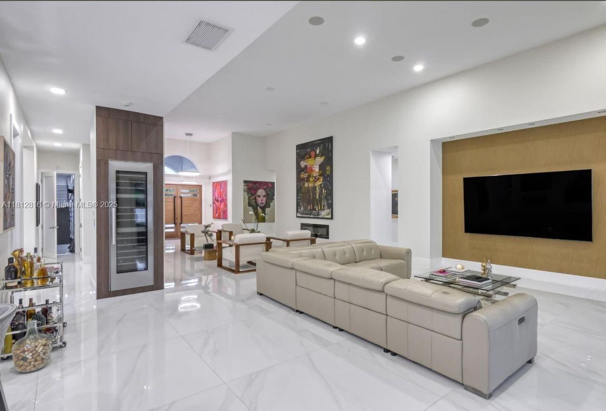 Dining room, Interior, Living room, Marble, Pendant Lights, Recessed Lighting