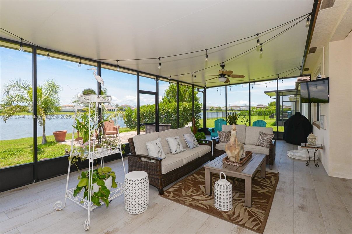 Interior, Living room, Sun Room, Water, Wood Texture Flooring