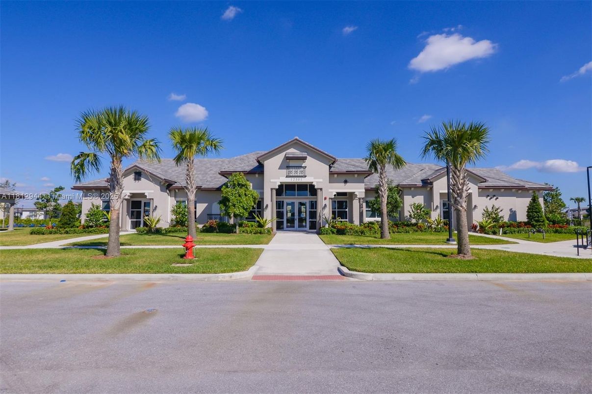 Exterior, Facade, Ranch