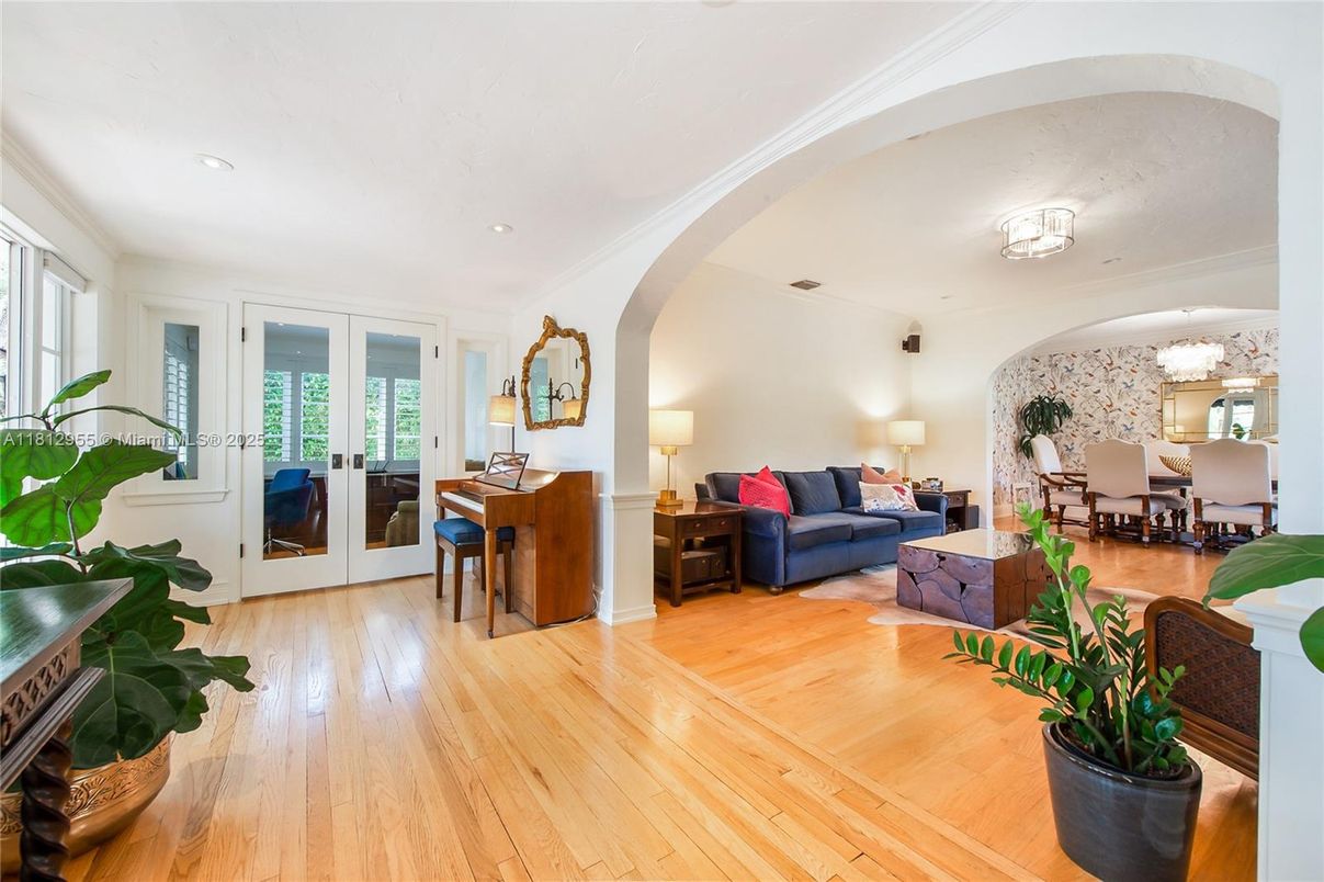 Chandelier, Dining room, Interior, Living room, Piano, Recessed Lighting, Wood Texture Flooring