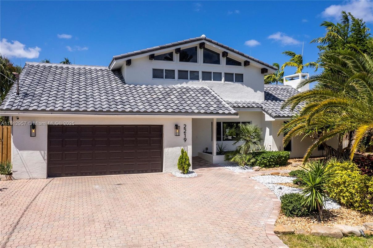 Attached, Exterior, Facade, Mediterranean