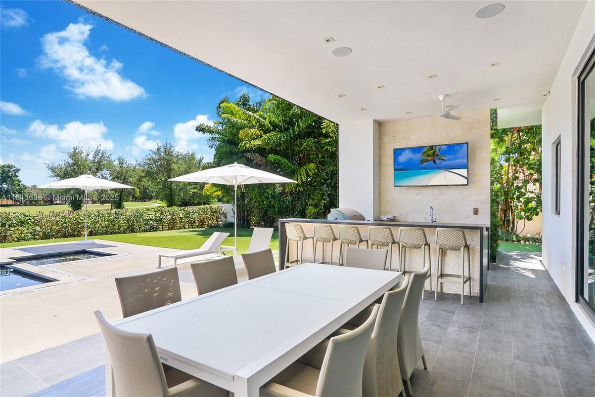 Exterior, Pool, Recessed Lighting