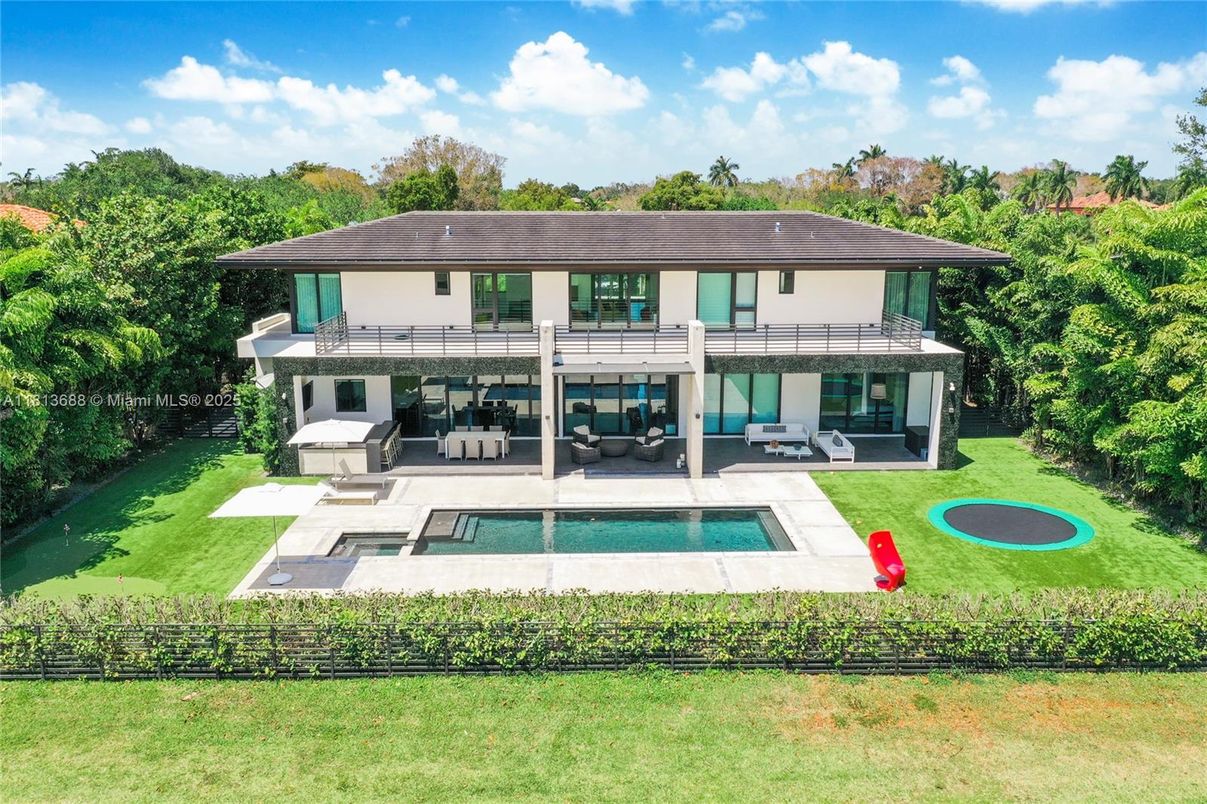 Backyard, Exterior, Facade, Pool, Modern