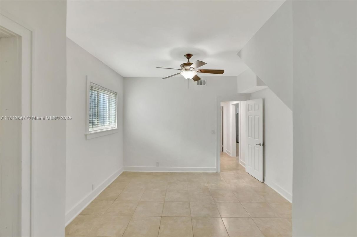 Empty room, Interior