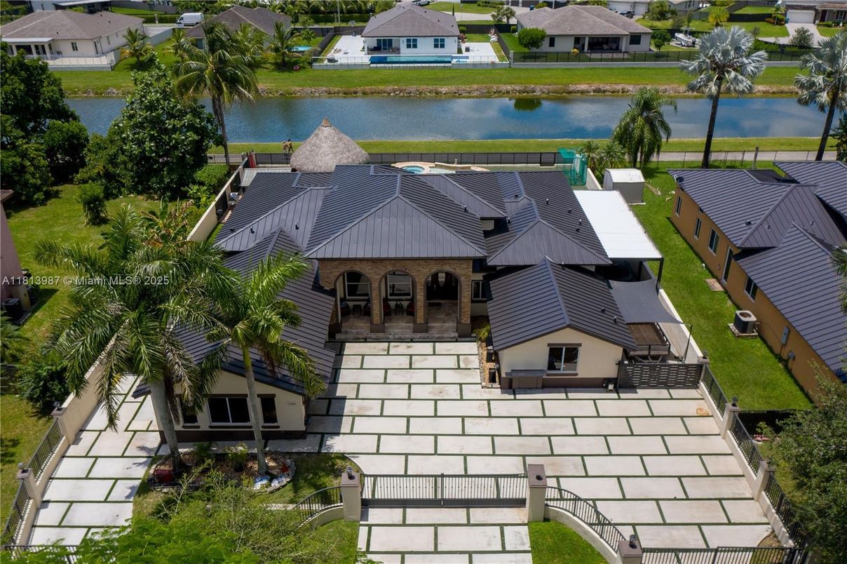 Exterior, Drone