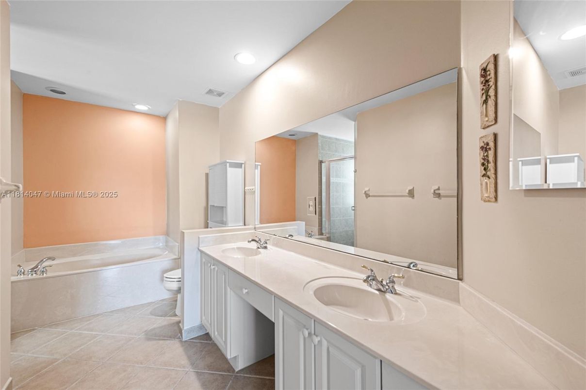 Bathroom, Dual Sink Vanities, Interior, Recessed Lighting