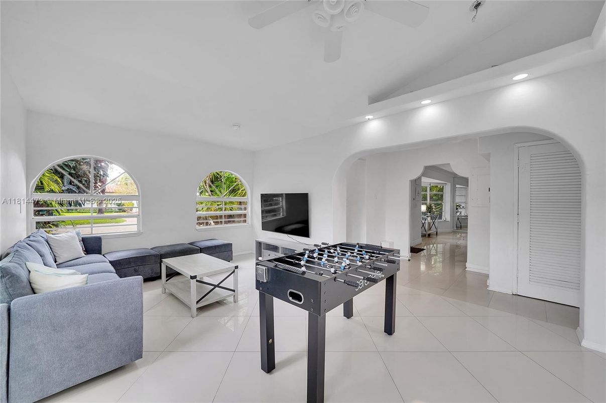 Game Room, Interior, Living room, Recessed Lighting