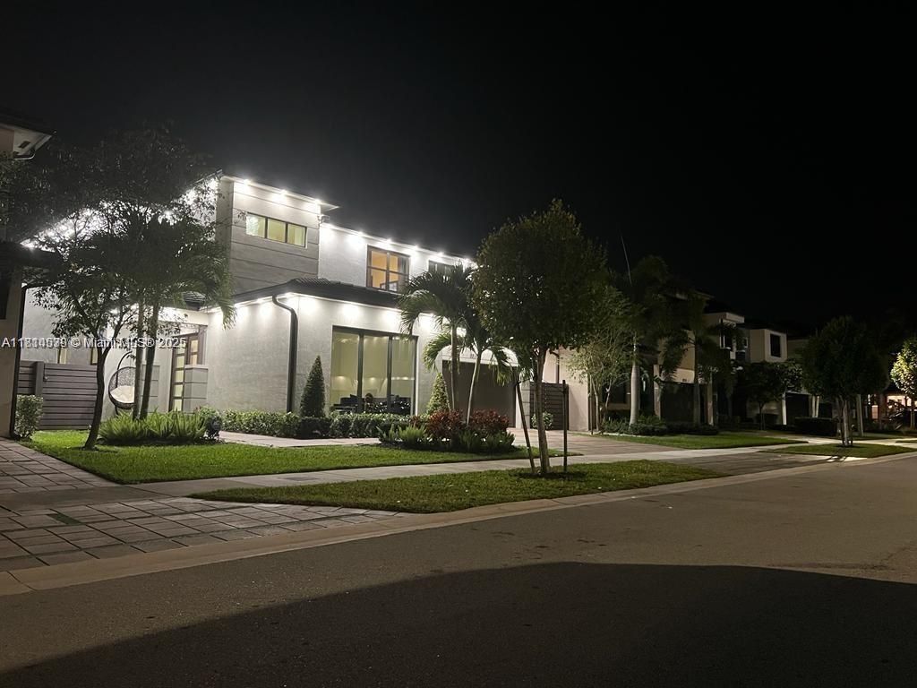 Exterior, Facade, Modern
