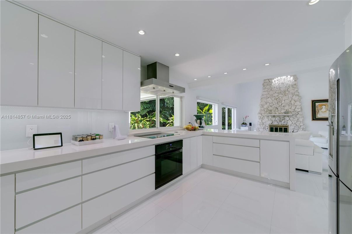 Fireplace, Interior, Kitchen, Recessed Lighting