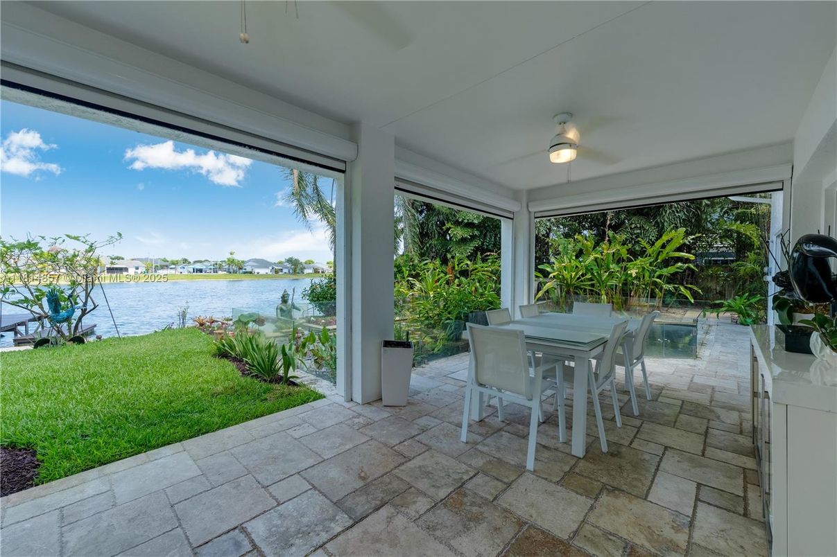 Interior, Sun Room, Water