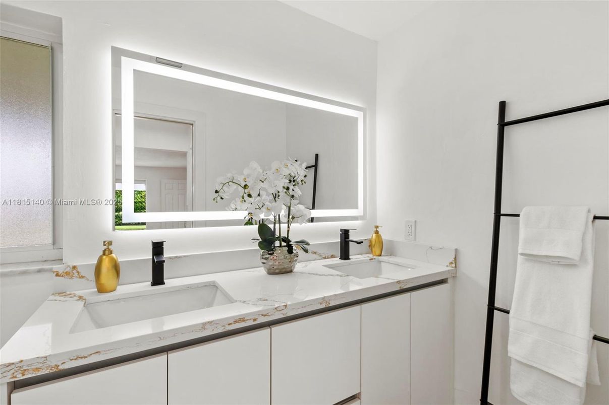 Bathroom, Dual Sink Vanities, Interior