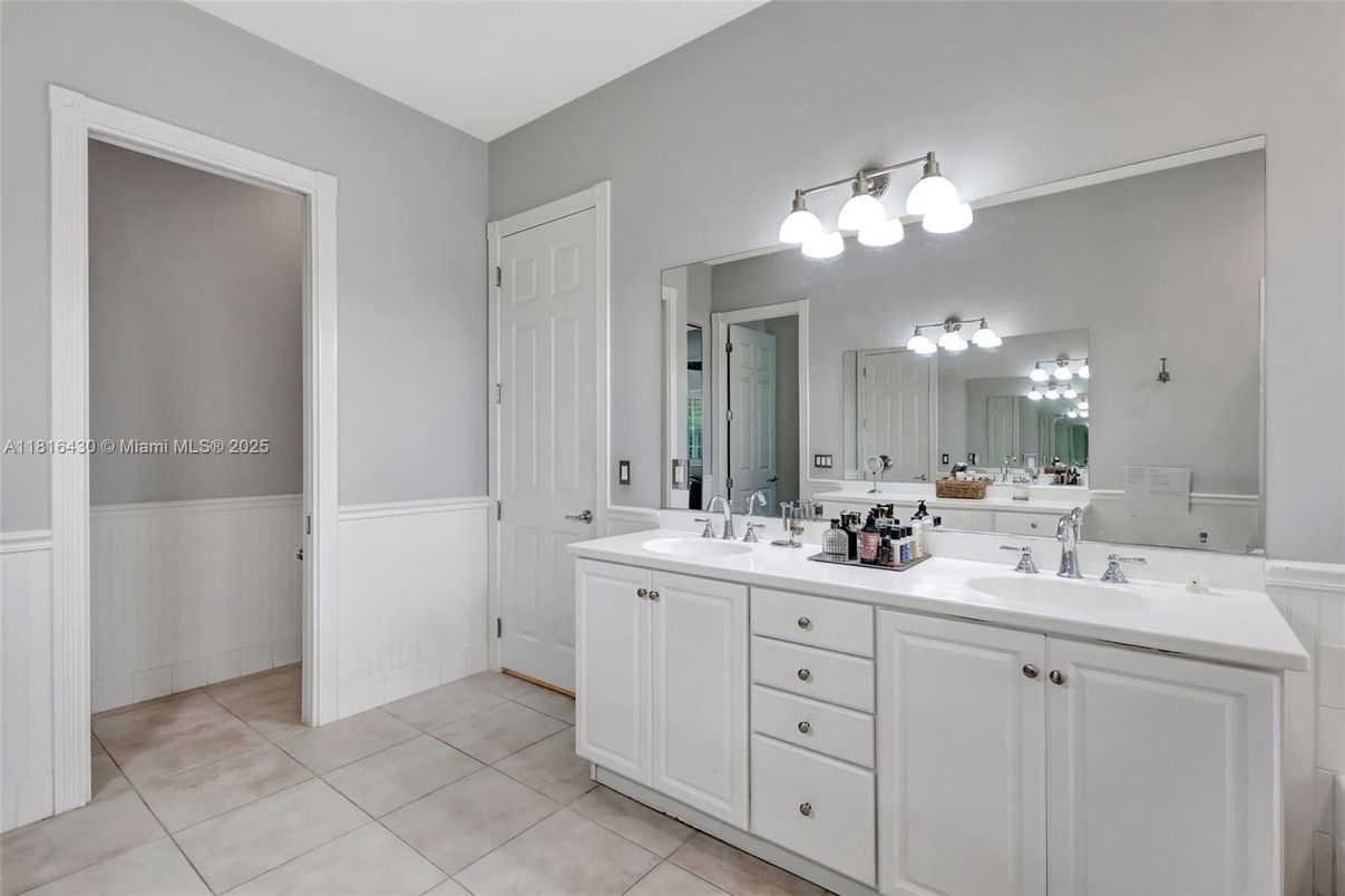 Bathroom, Dual Sink Vanities, Interior