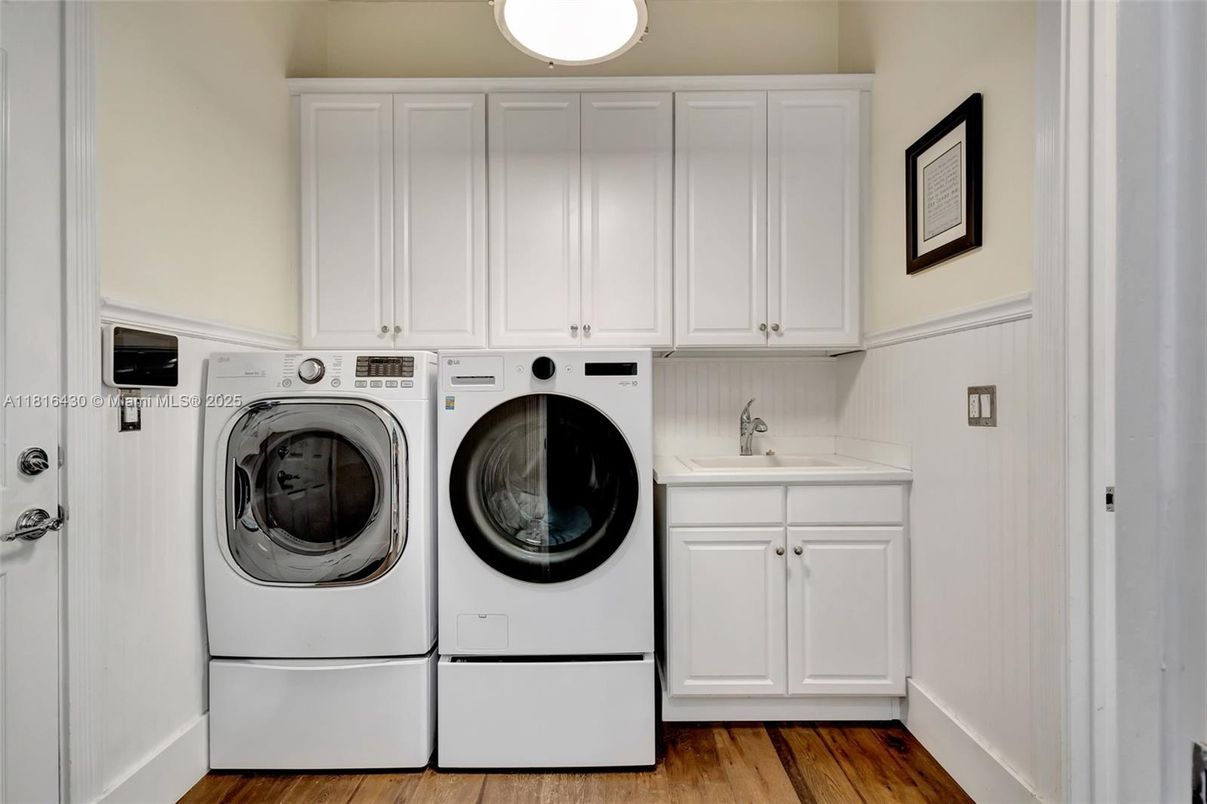 Interior, Washer, Wood Texture Flooring