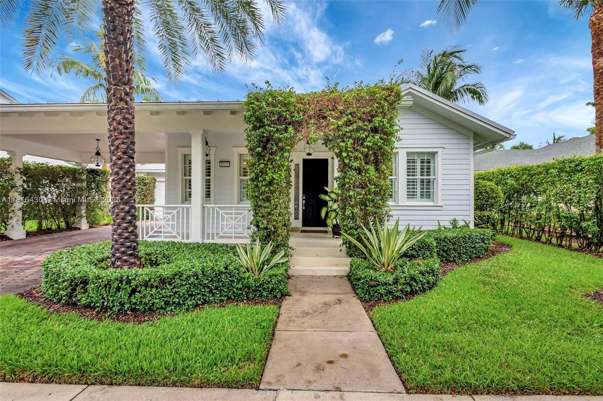 Exterior, Facade, Ranch