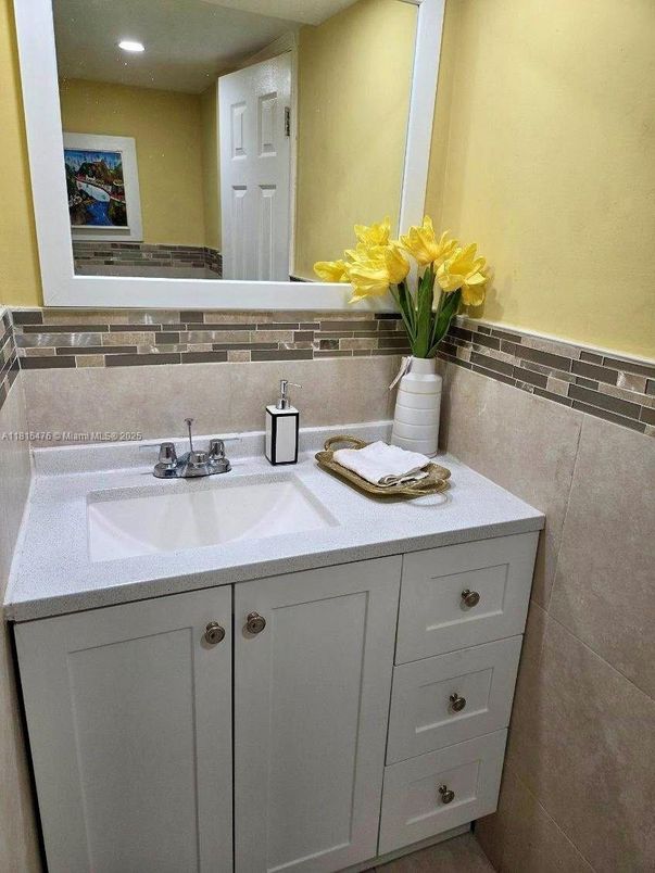 Bathroom, Interior, Recessed Lighting