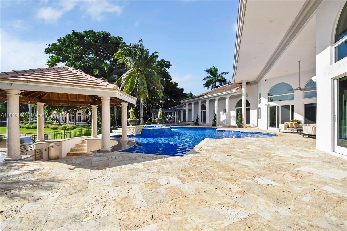 Exterior, Outdoor Kitchen, Pool