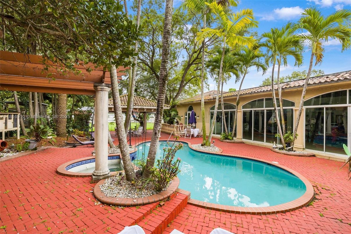 Exterior, Pool