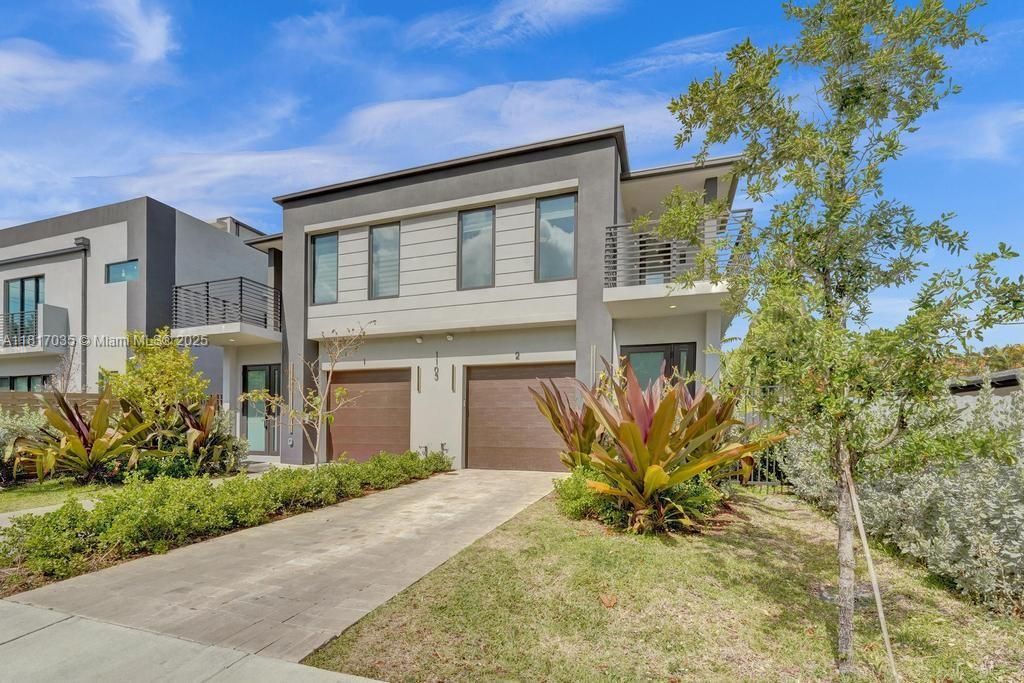 Attached, Exterior, Facade, Modern