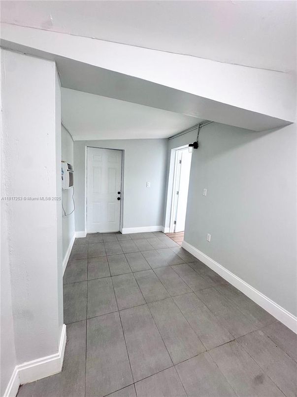Empty room, Interior