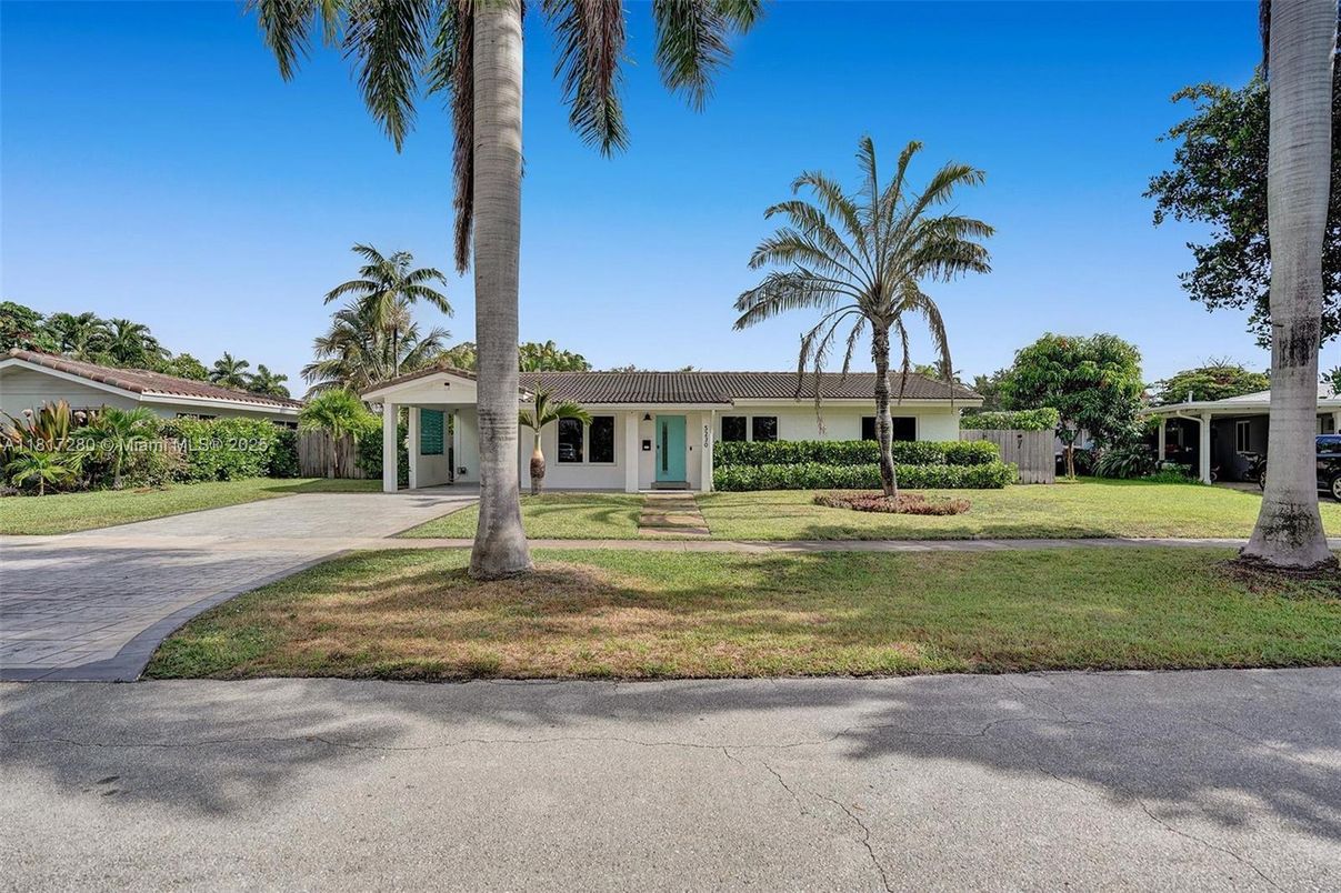 Backyard, Exterior, Facade, Ranch