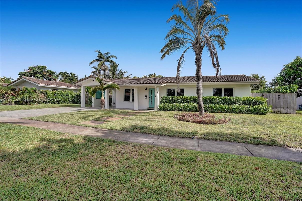 Backyard, Exterior, Facade, Ranch