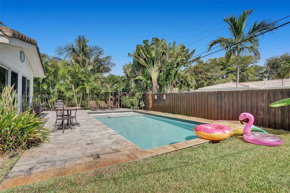 Exterior, Playground, Pool