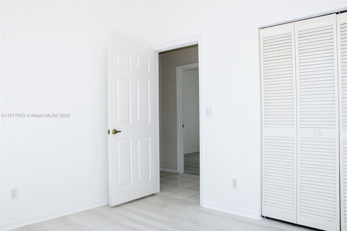 Empty room, Interior