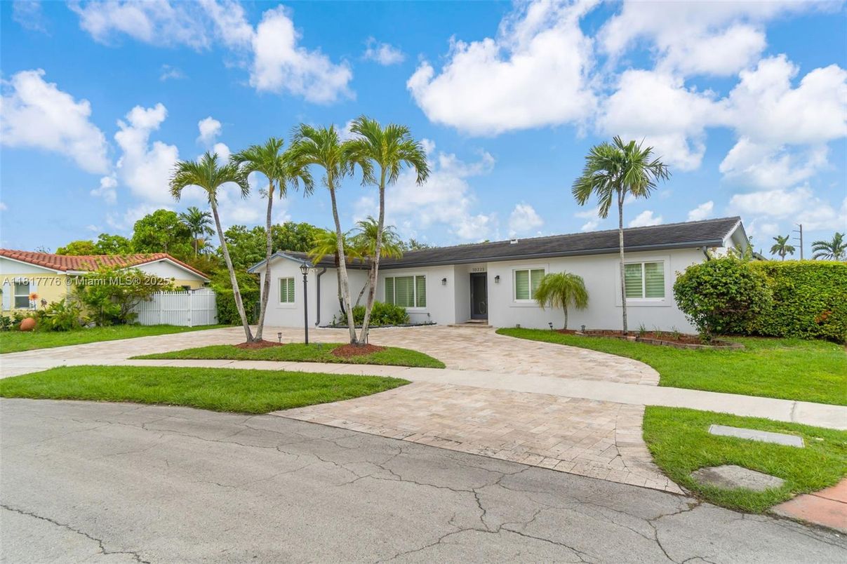 Exterior, Facade, Ranch