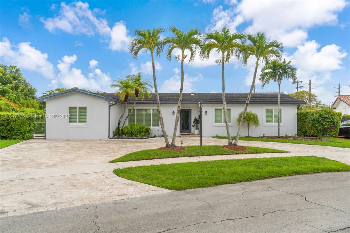 Exterior, Facade, Ranch