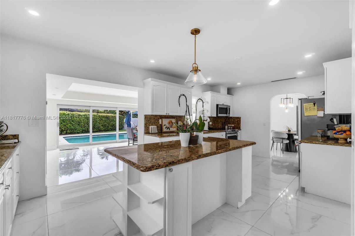 Dining room, Interior, Kitchen, Marble, Pendant Lights, Recessed Lighting