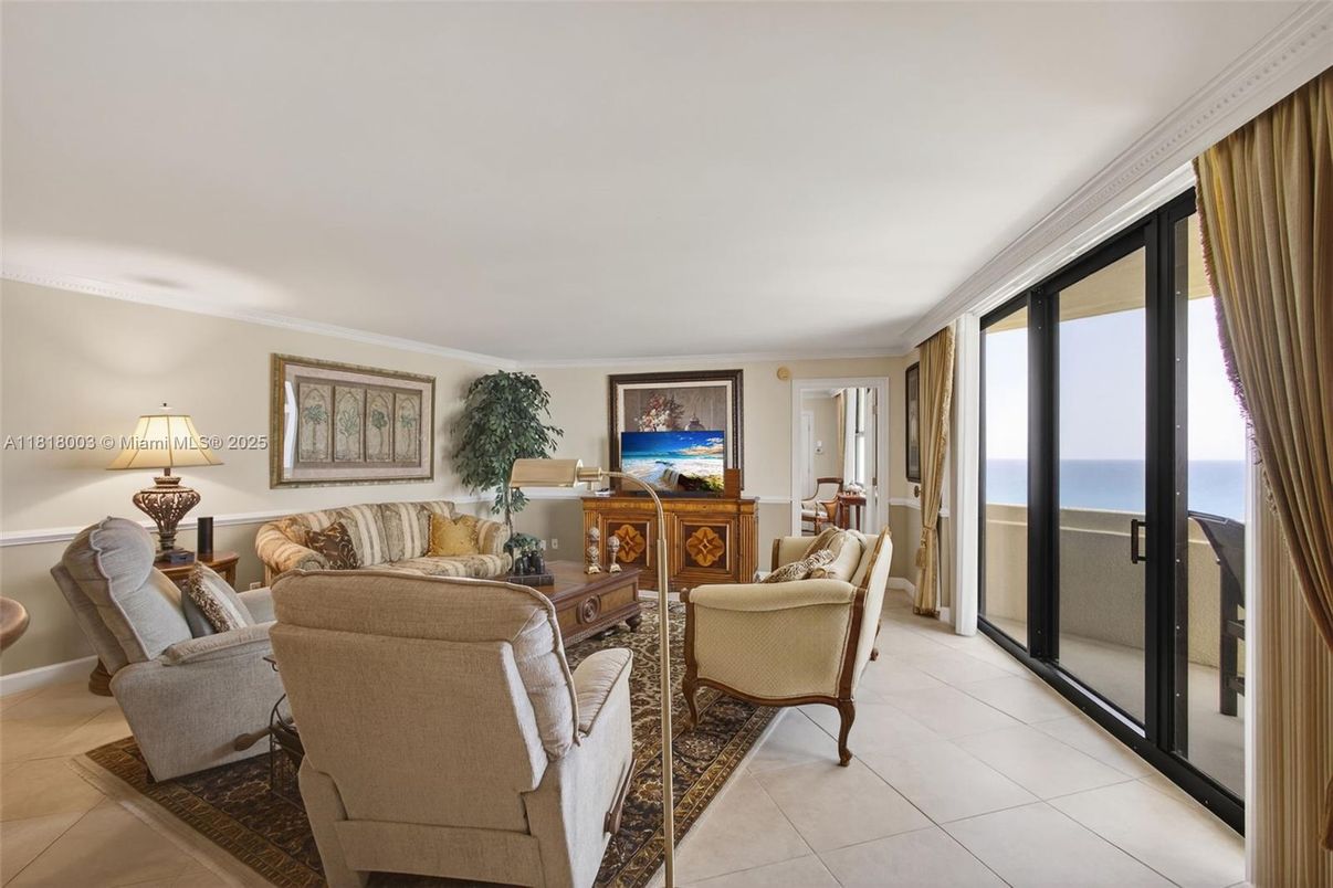 Interior, Living room, Water