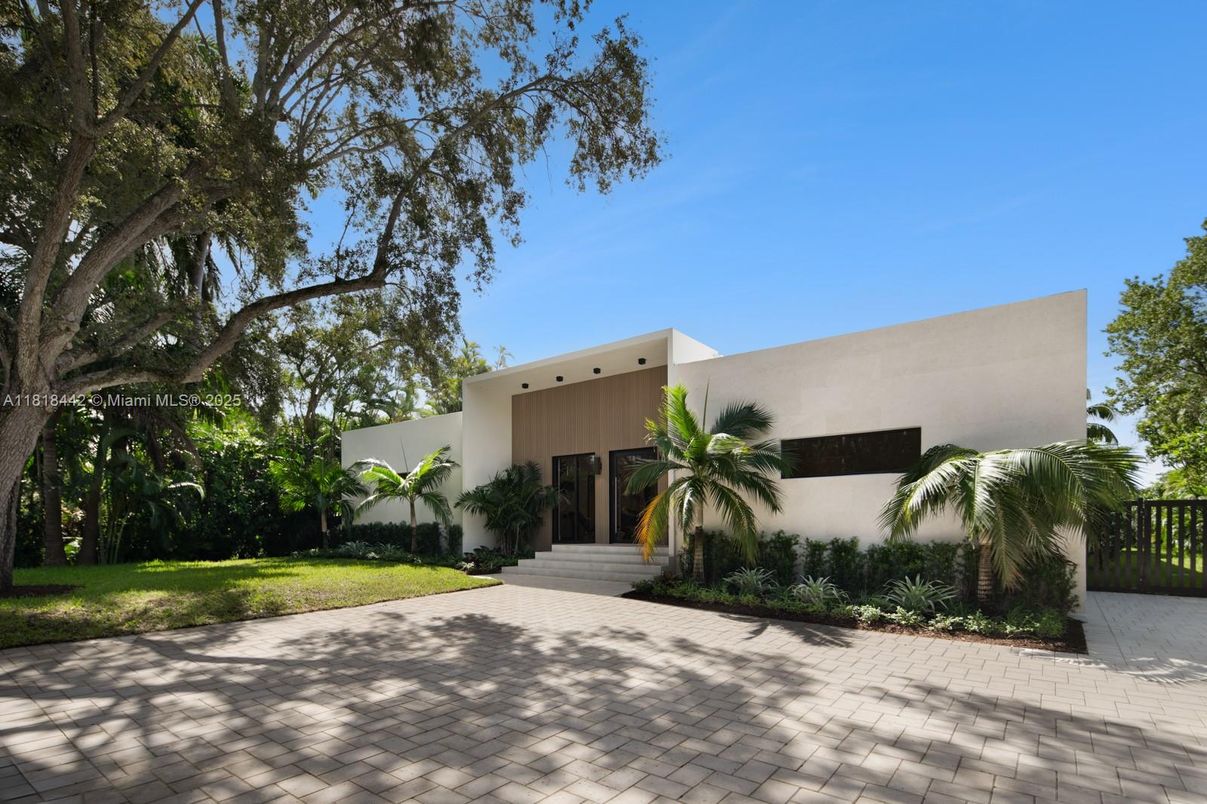 Backyard, Exterior, Facade, Modern