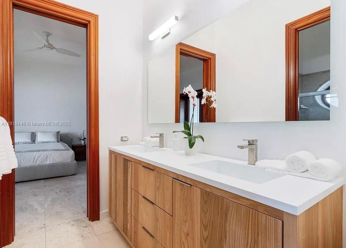 Bathroom, Bedroom, Dual Sink Vanities, Interior