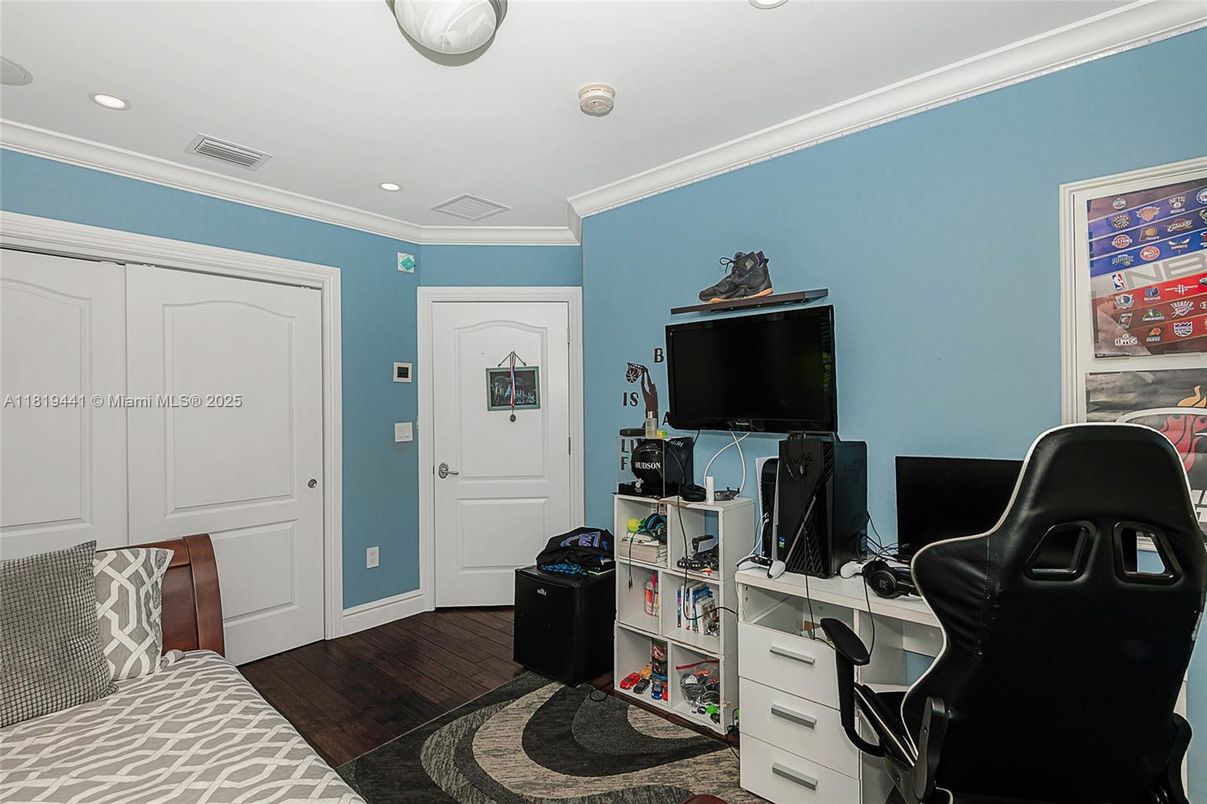 Interior, Recessed Lighting, Wood Texture Flooring