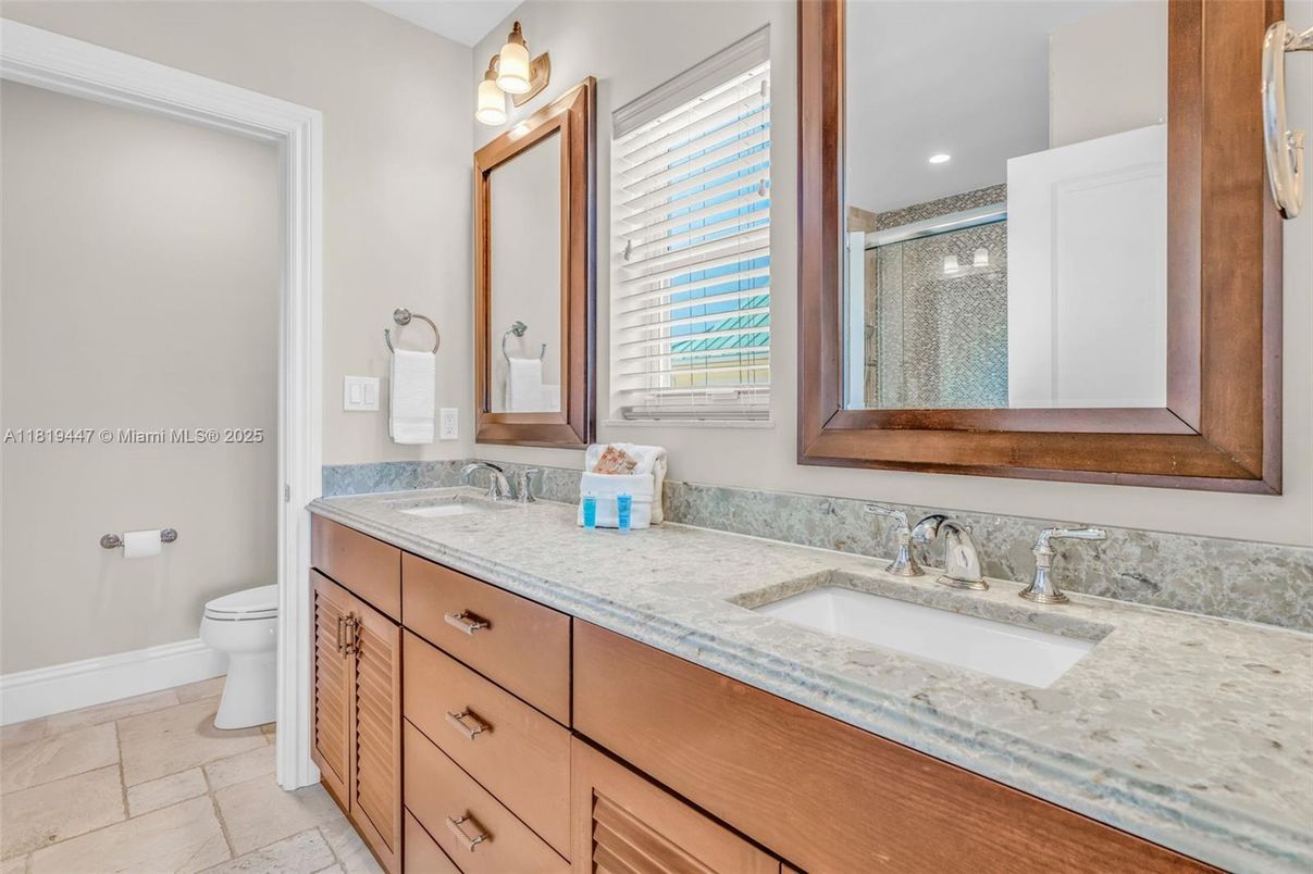 Bathroom, Dual Sink Vanities, Interior, Recessed Lighting