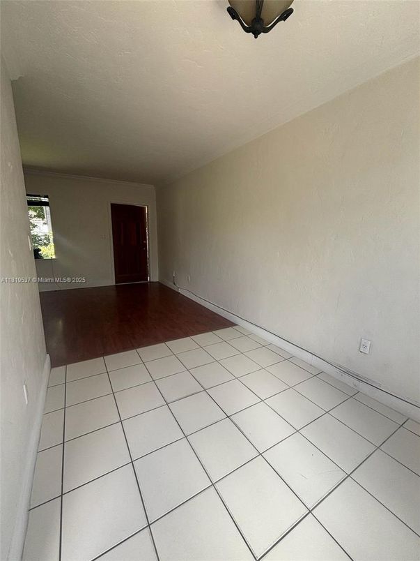 Empty room, Interior