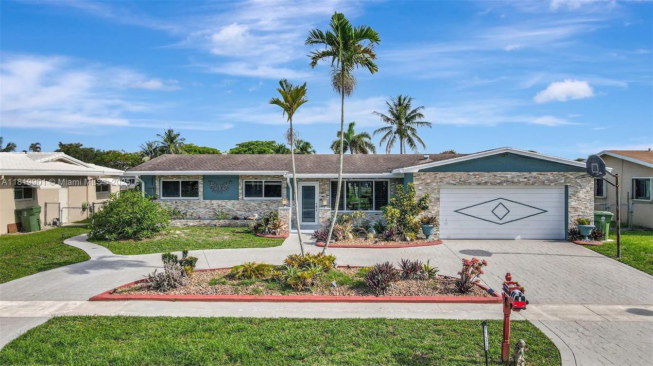 Attached, Exterior, Facade, Ranch